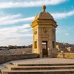 By The Grand Harbour Of Valletta 센글리아