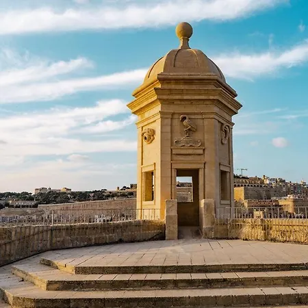 By The Grand Harbour Of Valletta 센글리아