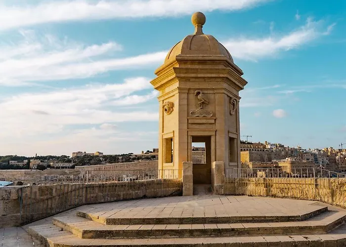 By The Grand Harbour Of Valletta 센글리아