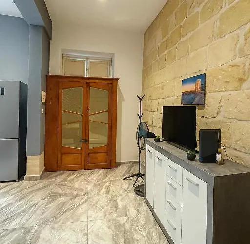 By The Grand Harbour Of Valletta 센글리아